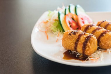 Kızarmış patates Tonkatsu sos ile