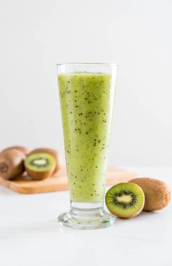 Sağlıklı taze kivi smoothie cam
