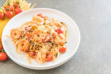 Spagetti karides, domates, fesleğen ve peynir ile 