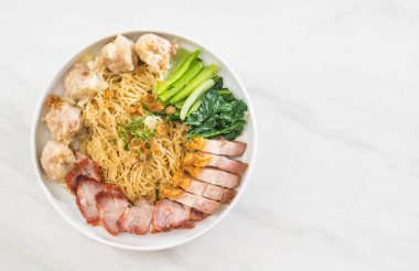 Yumurta noodle kırmızı kızarmış domuz, gevrek domuz eti, köfte ve çorba ile 