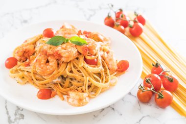 Spagetti karides, domates, fesleğen ve peynir ile 