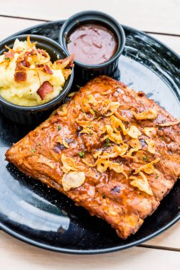 Izgara kaburga domuz barbekü sosu ile