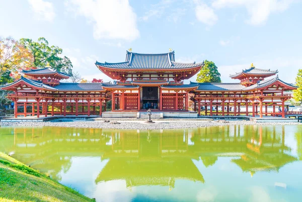 Güzel mimari Byodo içinde Kyoto tapınakta.