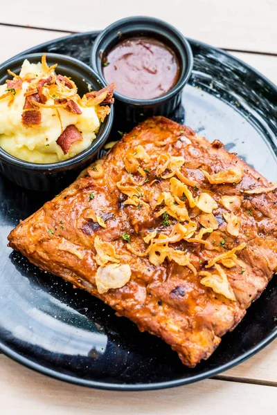 Izgara kaburga domuz barbekü sosu ile