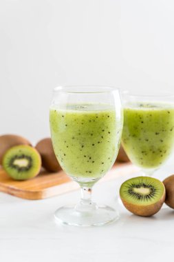 Sağlıklı taze kivi smoothie cam