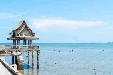 Deniz kumsalda köşk