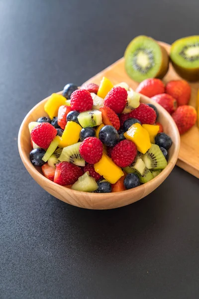 Blandad färsk frukt (jordgubbar, hallon, blåbär, kiwi, mang — Stockfoto