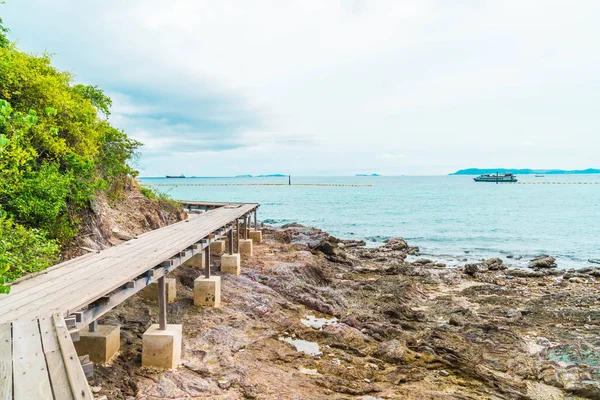 Мост Вуден с красивым пляжем на острове Ко Ларн в Патте — стоковое фото