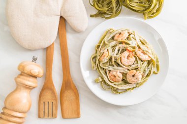 Karidesli ıspanak fettuccini makarna