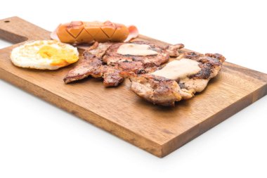 ahşap plaka üzerinde ızgara biftek mix