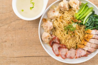 Yumurta noodle kırmızı kızarmış domuz, gevrek domuz eti, köfte ve çorba ile 