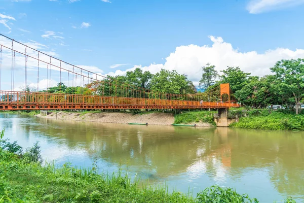 Turuncu köprüden nehre Vang Vieng mağarada Jung, 