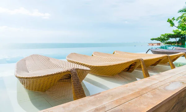 Güzel lüks şemsiye ve sandalye etrafında Açık Yüzme Havuzu