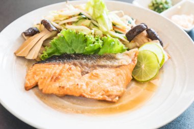 sebze ile kızarmış som balığı biftek