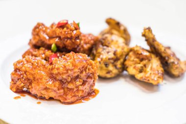 Baharatlı soslu kızarmış tavuk