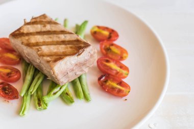 Tuna biftek salatası ile