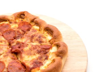 Beyaz zemin üzerine ev yapımı biberli Pizza 