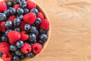 taze yaban mersini ve rasberry 