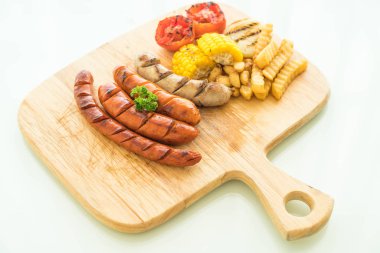 ızgara sosis mix sebze ve patates kızartması ile