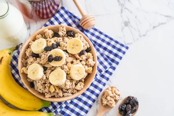 Granola muz, Kuru üzüm ve süt ile 