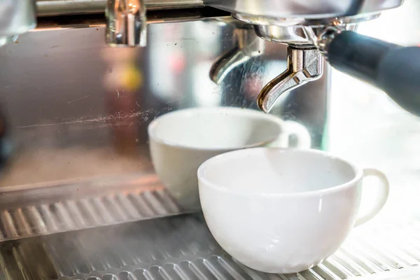 Kaffemaskin som brygger en kopp kaffe — Stockfoto
