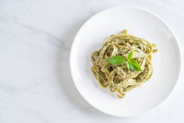 ıspanak fettuccine plaka üzerinde