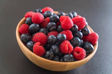 taze yaban mersini ve rasberry 