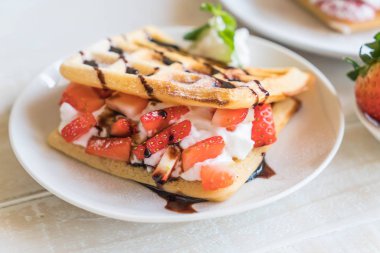 ahşap üzerine çilek ile waffle