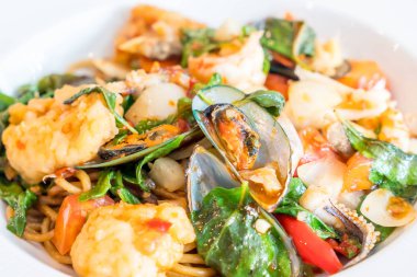 tavada kızartılmış Baharatlı deniz mahsulleri spagetti