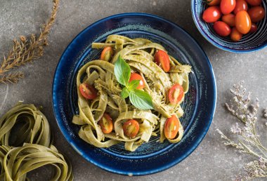 ıspanak fettuccine domates ile