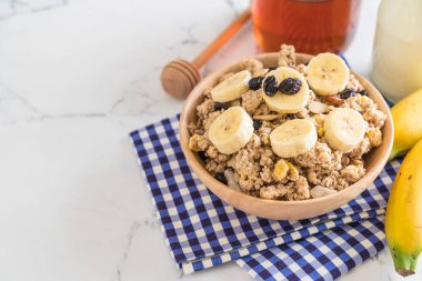 Granola muz, Kuru üzüm ve süt ile 