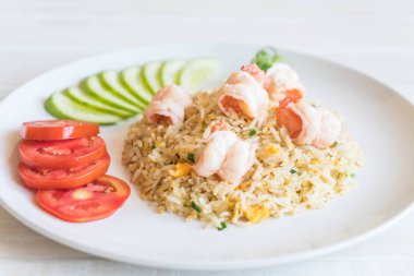 Kızarmış pirinç ve karides.