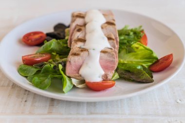 Tuna biftek salatası ile