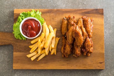 Kızarmış tavuk kanadı.