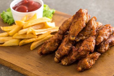 Kızarmış tavuk kanadı.