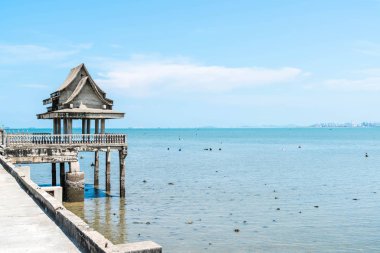 Deniz kumsalda köşk