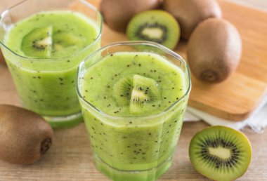 Sağlıklı taze kivi smoothie cam