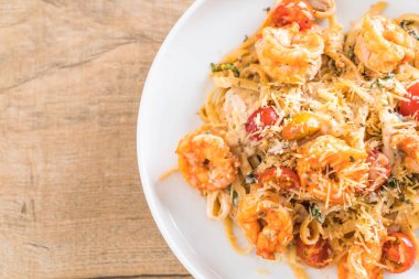 Spagetti karides, domates, fesleğen ve peynir ile 