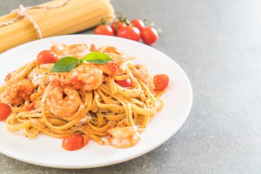 Spagetti karides, domates, fesleğen ve peynir ile 