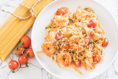 Spagetti karides, domates, fesleğen ve peynir ile 