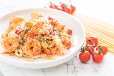 Spagetti karides, domates, fesleğen ve peynir ile 