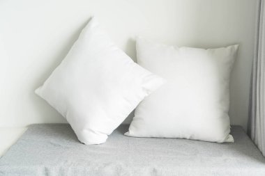 Oturma odasında kanepe dekorasyon güzel yastık 