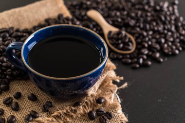 Kahve fincanı ve fasulye