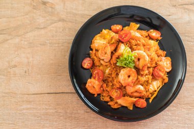 Kore baharatlı sos ve karides kızarmış pilav