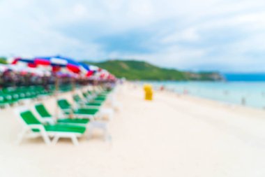 güzel hurma şemsiye ve deniz sandalyeye ile bulanıklık ve 