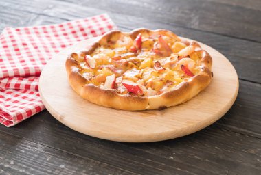 Ev yapımı hawaiian deniz ürünleri pizza