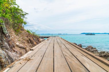 Güzel tropikal beach Koh Larne Patta içinde adlı ile tahta köprü