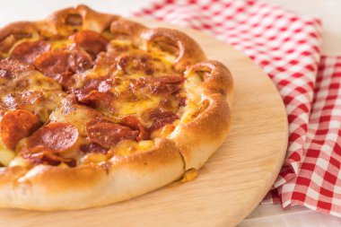 Ev yapımı biberli Pizza ahşap plaka üzerinde