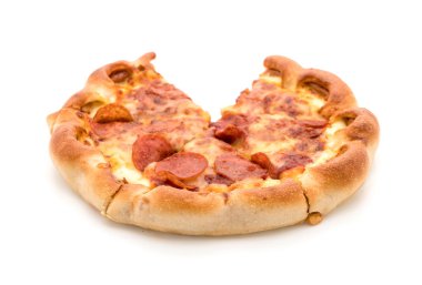 Beyaz zemin üzerine ev yapımı biberli Pizza 