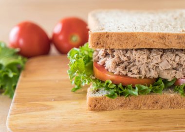 ton balıklı sandviç Wood